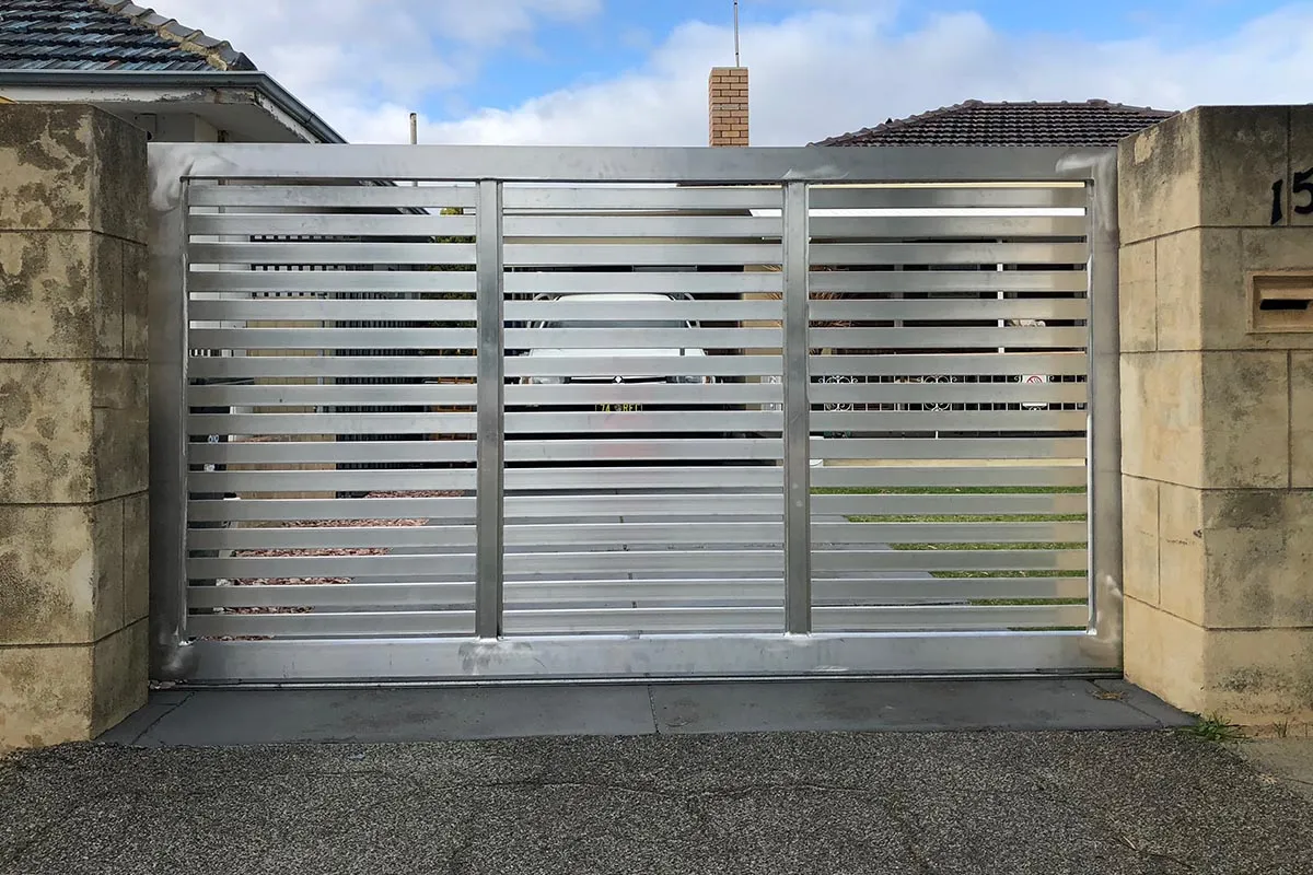 Aluminium slat driveway gate